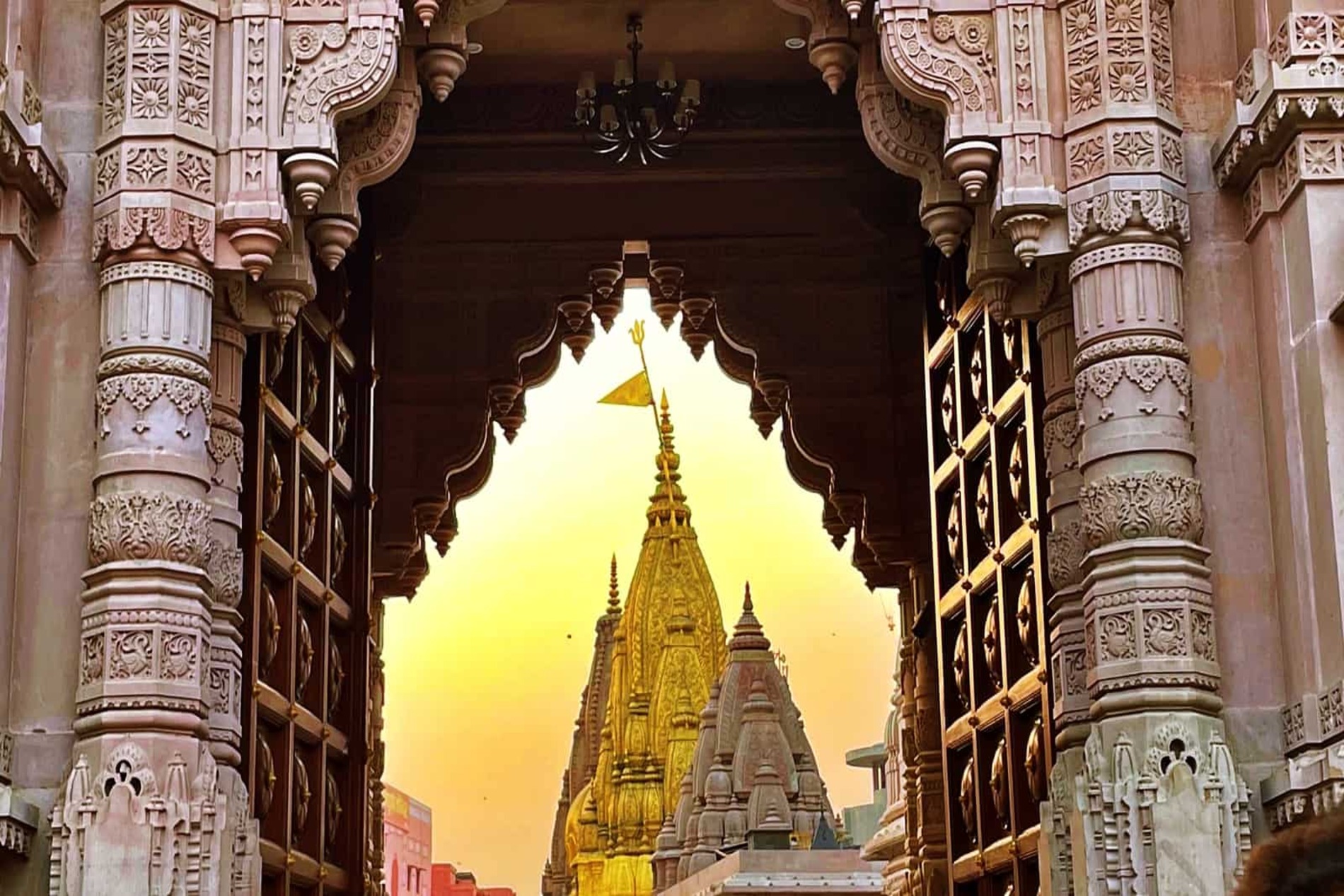 Kashi Vishwanath Temple – The Eternal City of Lord Shiva